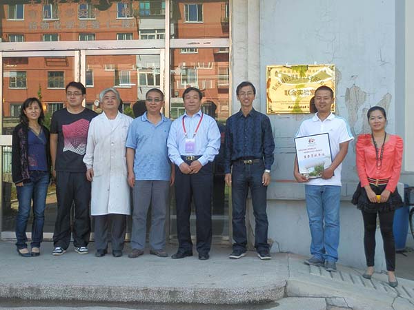 沈陽藥科大學部分師生和鄭州長城科工貿(mào)王總合影